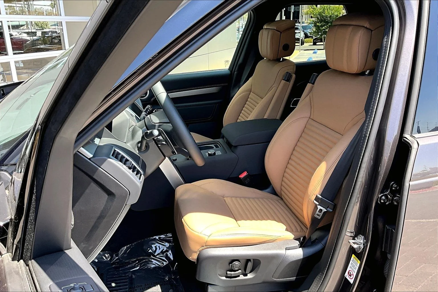 New 2026 Charente Grey Land Rover Dynamic SE image 9