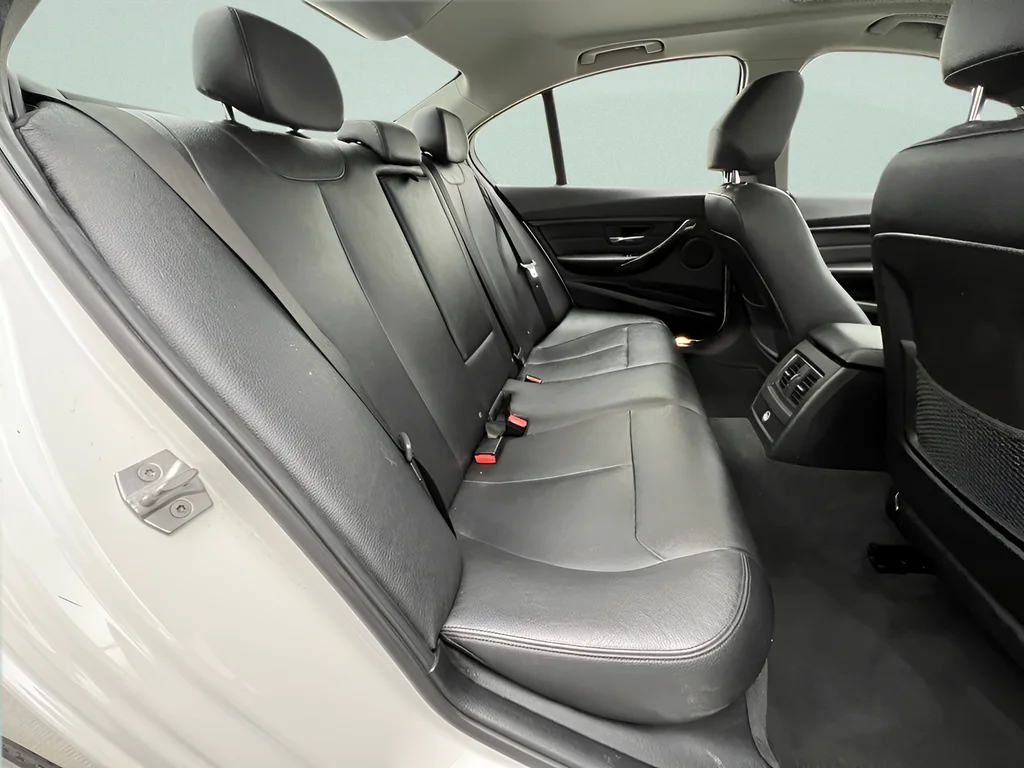Used 2018 White Metallic BMW 320i xDrive image 35