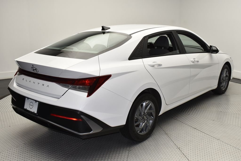 Used 2024 White Hyundai SEL image 5