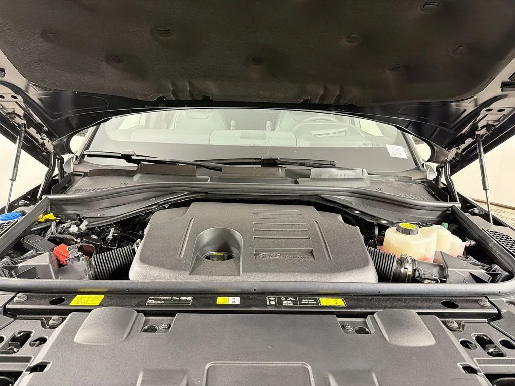 New 2026 Santorini Black Land Rover Dynamic SE image 32