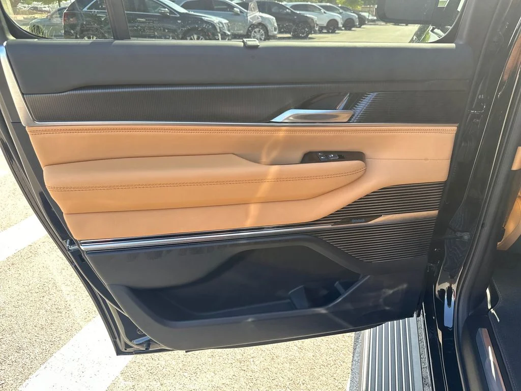 New 2026 High Gloss Black Exterior Paint Jeep Summit Reserve image 30