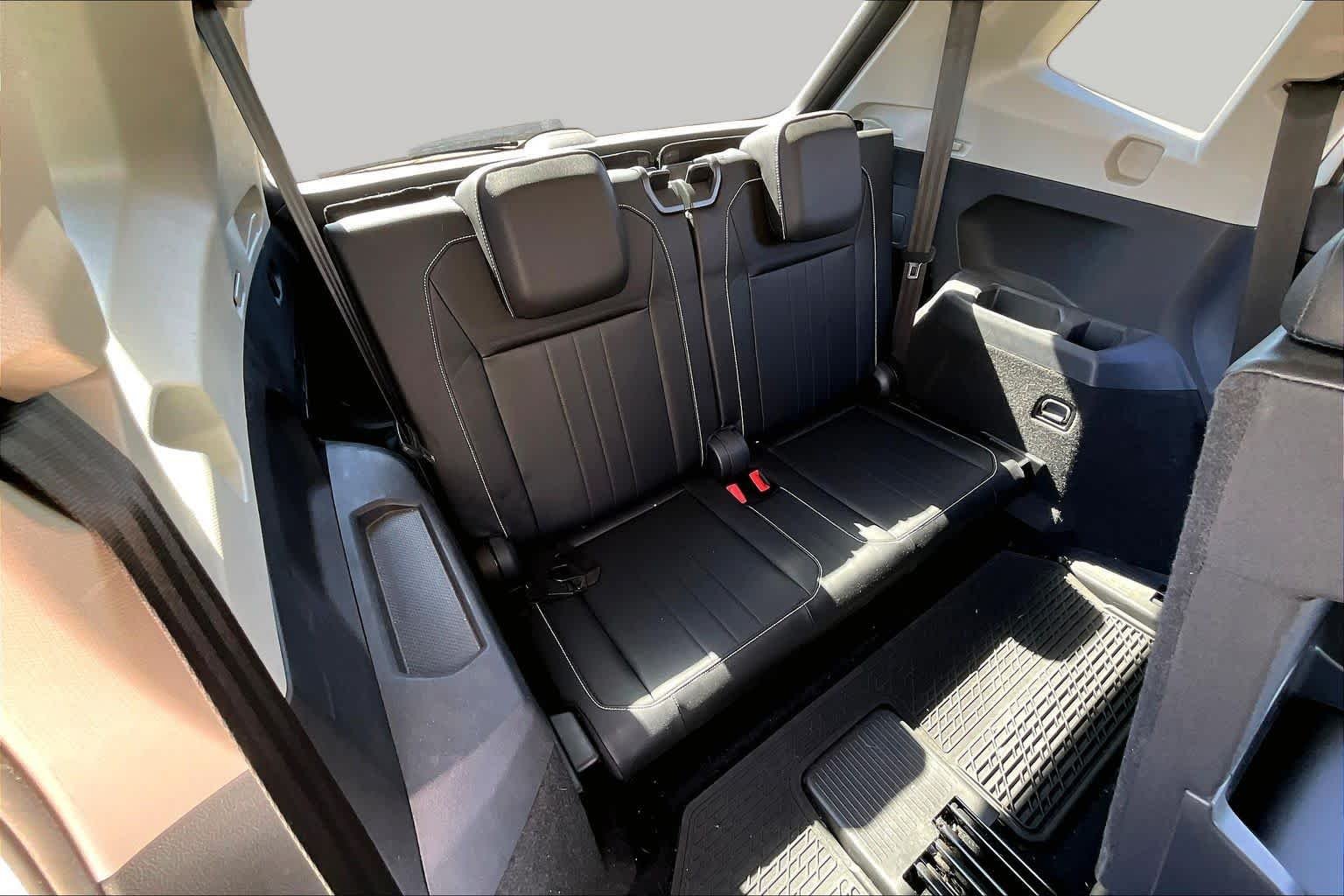 Used 2022 Pure White Volkswagen SE image 19