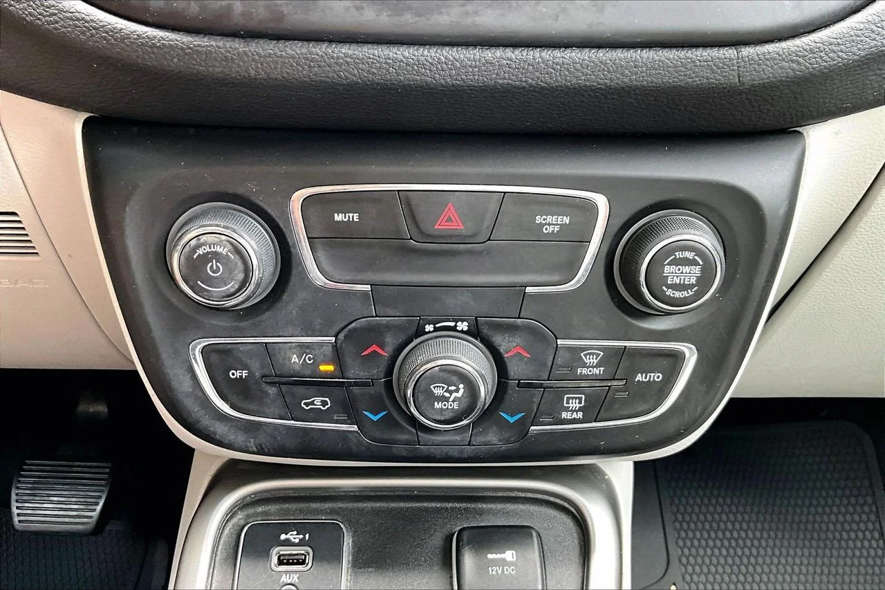 Used 2019 Silver Jeep Latitude image 18