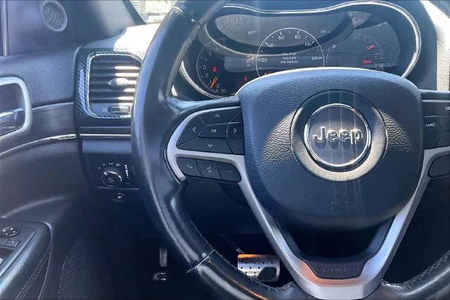 Used 2019 Diamond Black Jeep Limited image 18