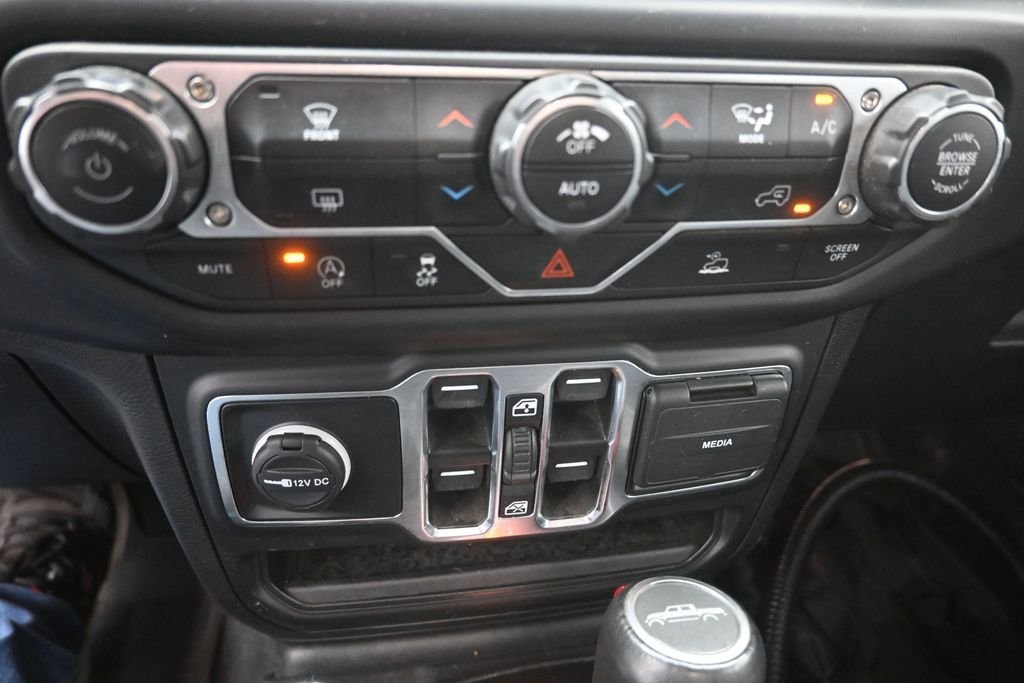 Used 2022 Green Jeep Overland image 9