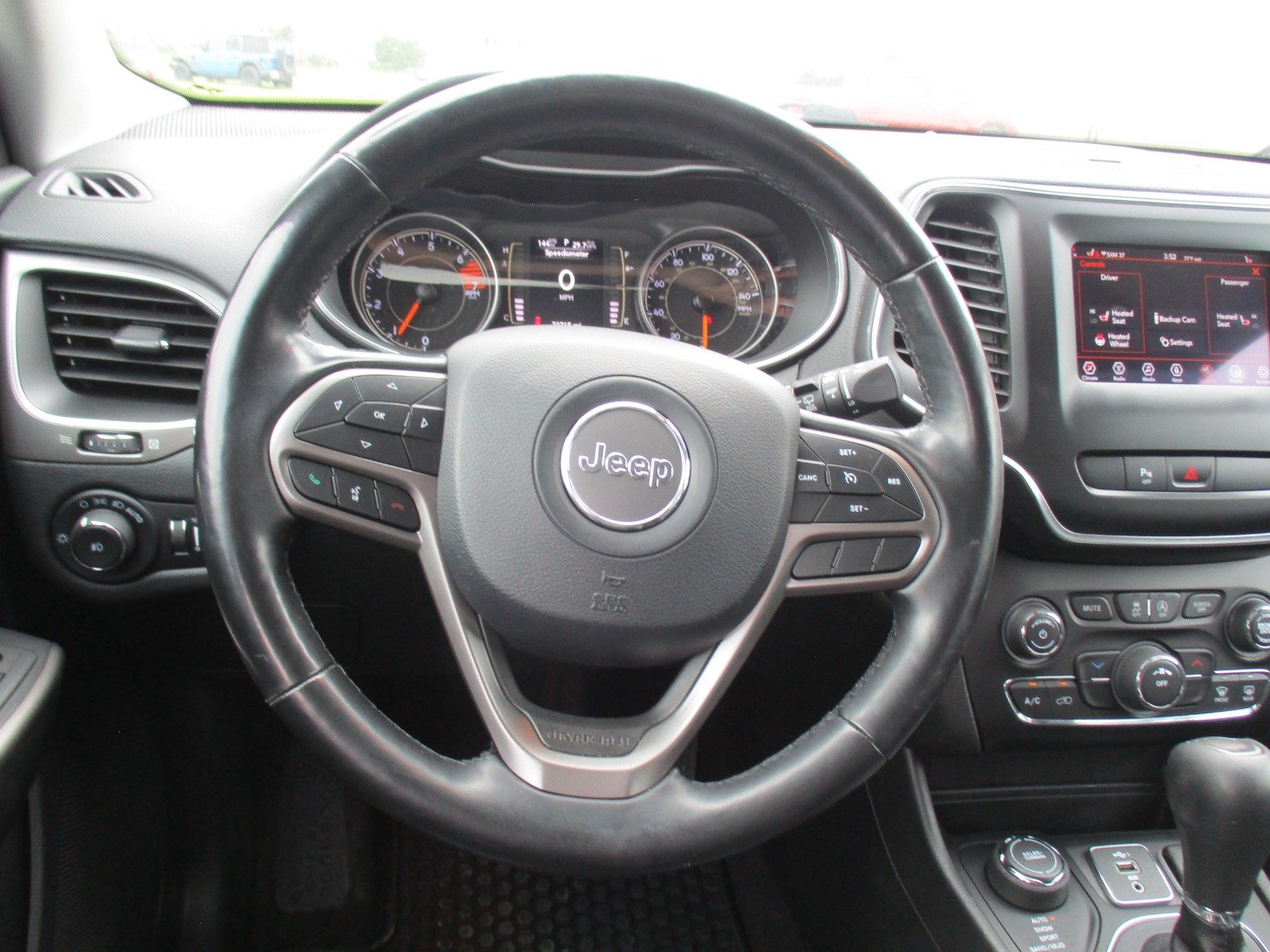 Used 2020 RED Jeep Latitude Plus image 17
