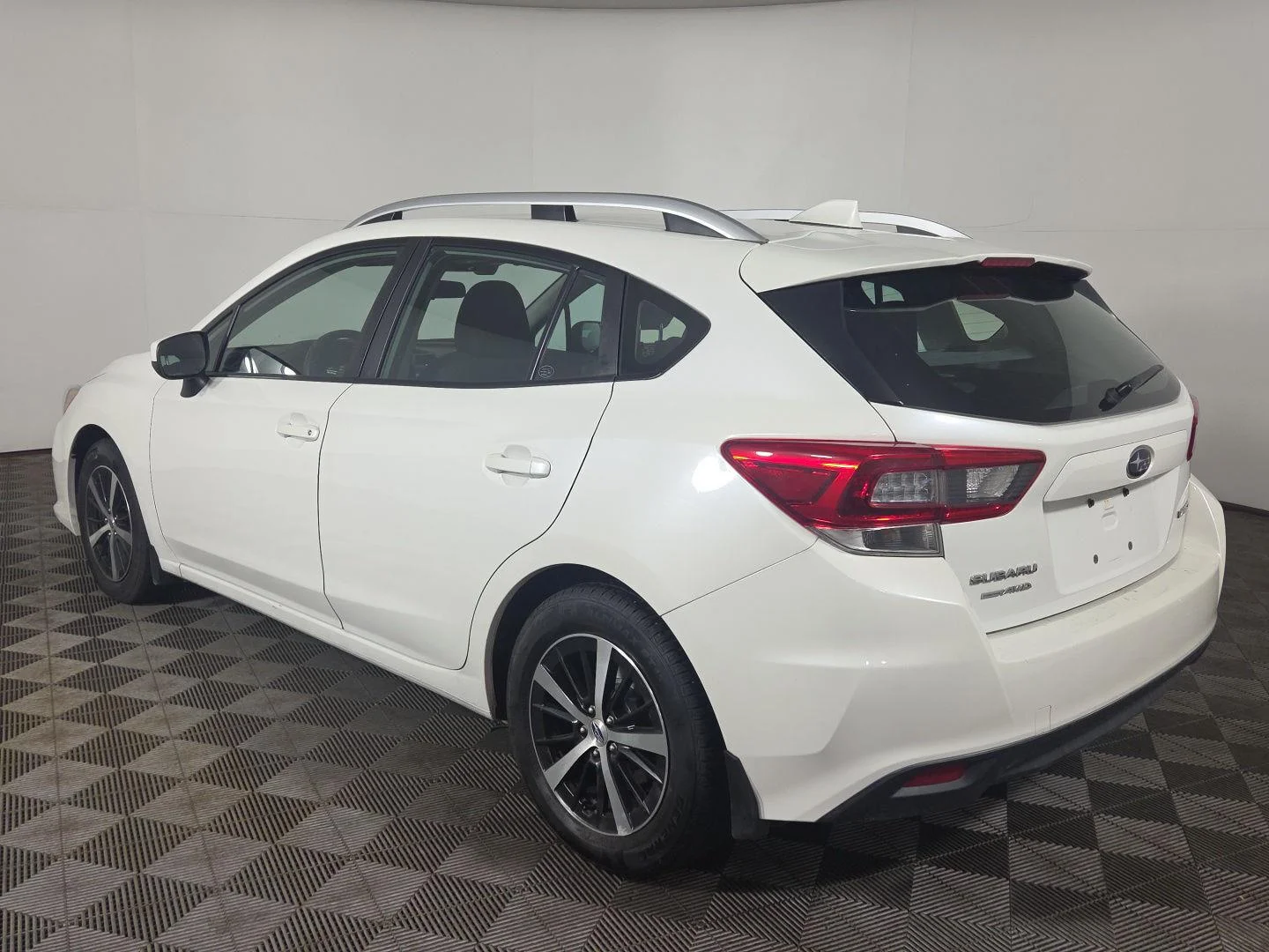 Used 2022 Crystal White Pearl Subaru Premium image 8