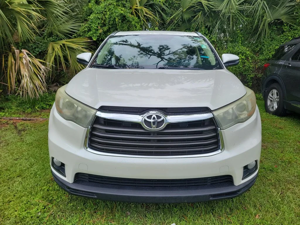 Used 2015 White Toyota XLE V6 image 9