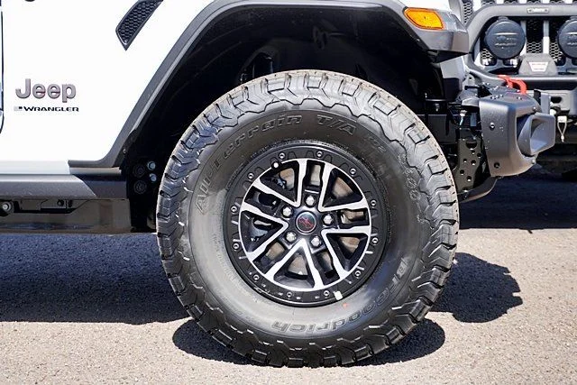 New 2026 Bright White Clear-Coat Exterior Paint Jeep Rubicon X image 7