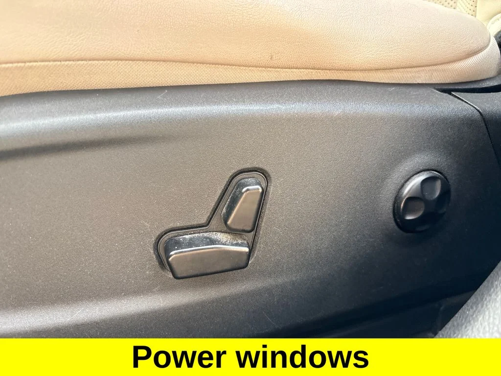 Used 2018 Silver Chrysler Limited image 22