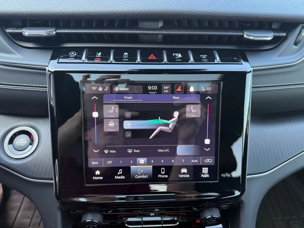 Used 2023 White Jeep Altitude image 27
