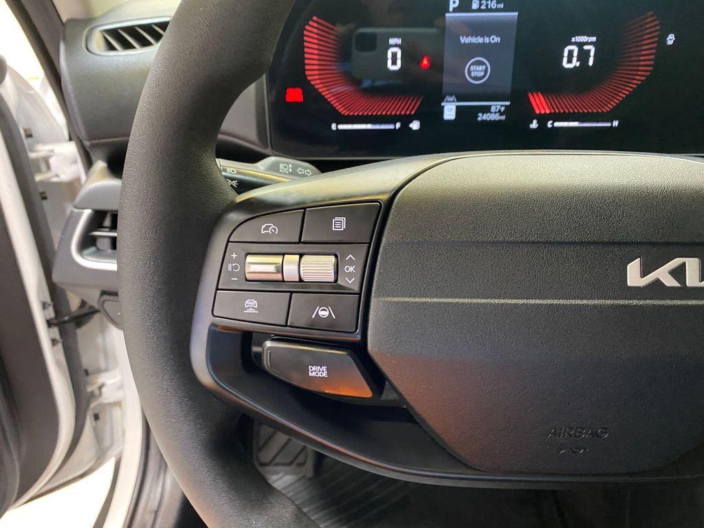 Used 2025 White Kia LXS image 32