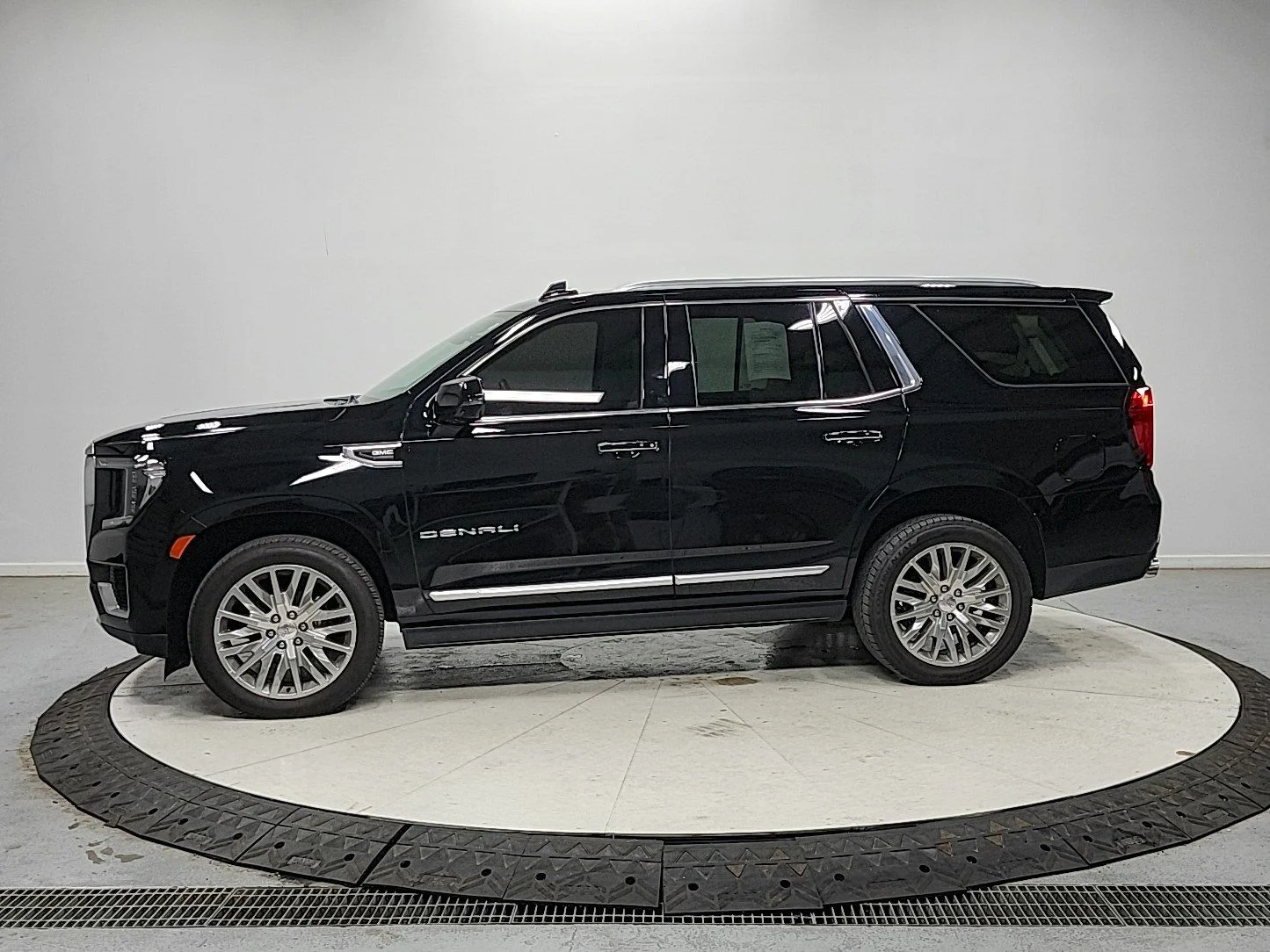 Used 2023 Black GMC Denali image 4