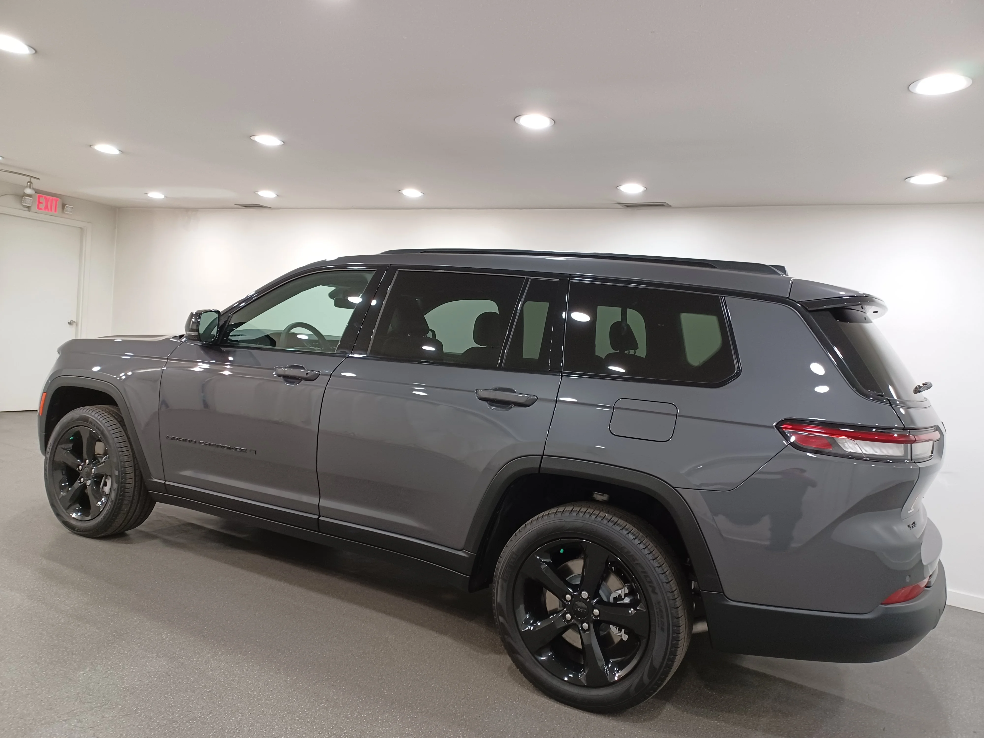 Used 2025 Baltic Grey Metallic Jeep Limited 4x4*6 Pass | Only 151km! | Adaptive Cruise | Remote Start | Nav | Htd Leather | Pano Roof image 7