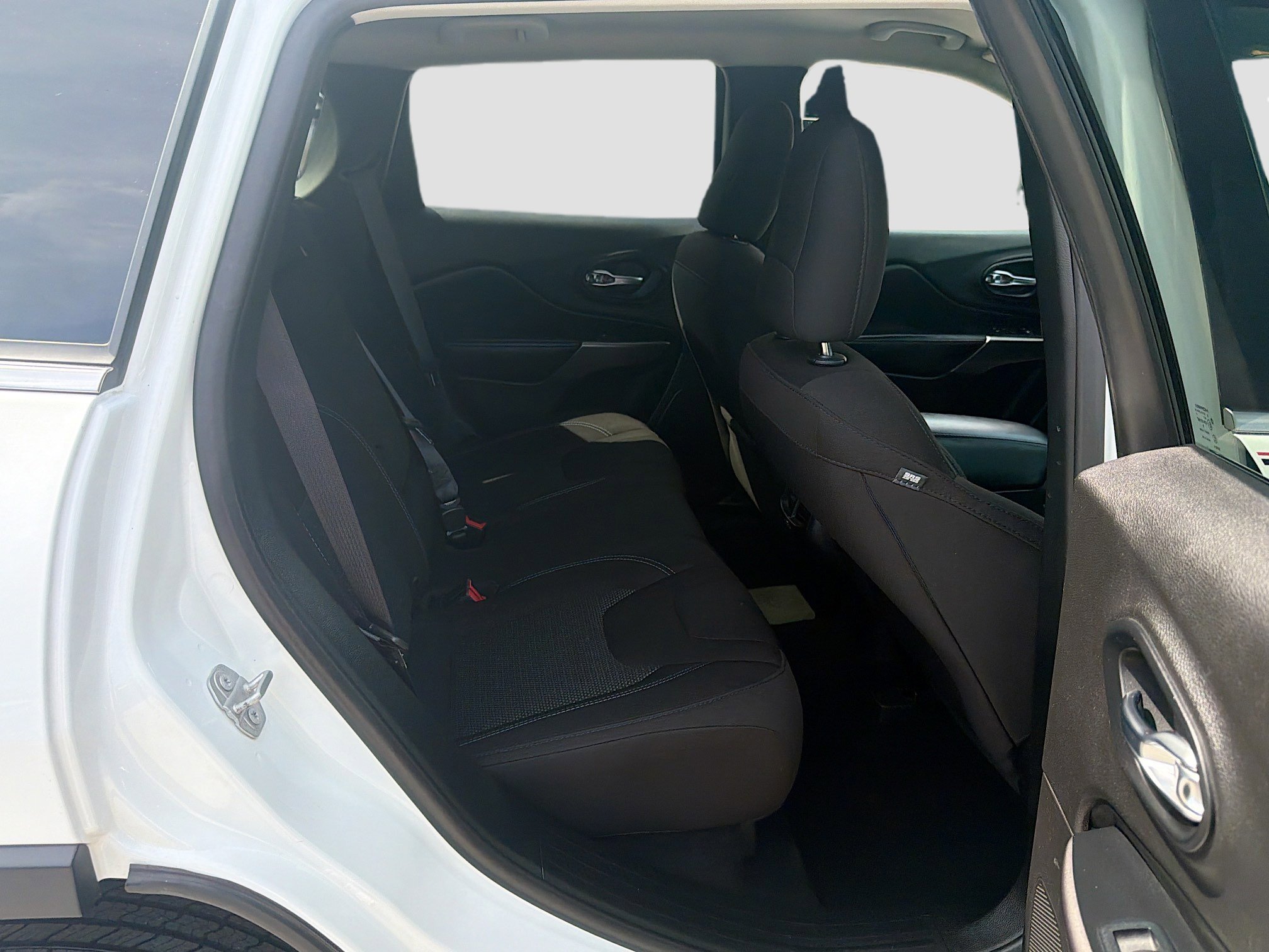 Used 2019 Bright White Clearcoat Jeep Latitude image 27