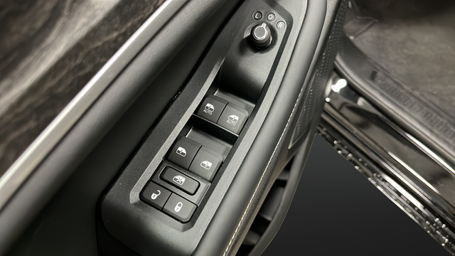 New 2026 Diamond Black Crystal Pearlcoat Jeep Limited Reserve image 21