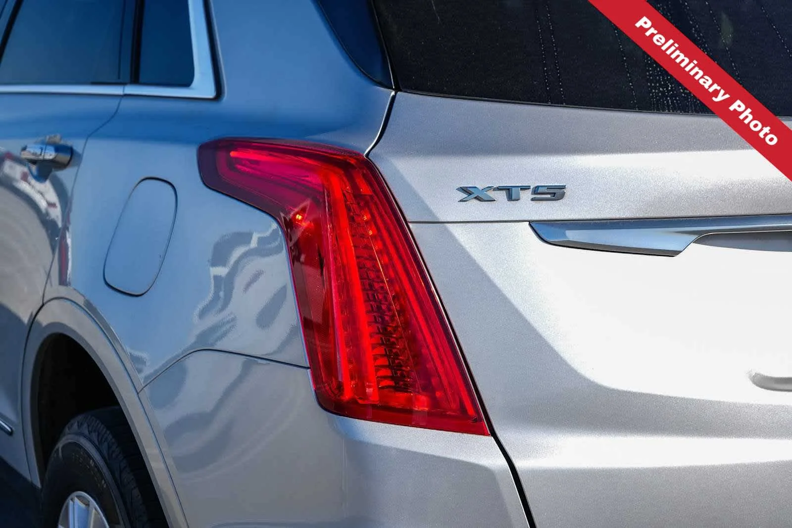 Used 2019 Radiant Silver Metallic Cadillac FWD image 9