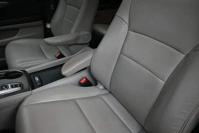 Used 2021 Silver Honda EX-L image 17