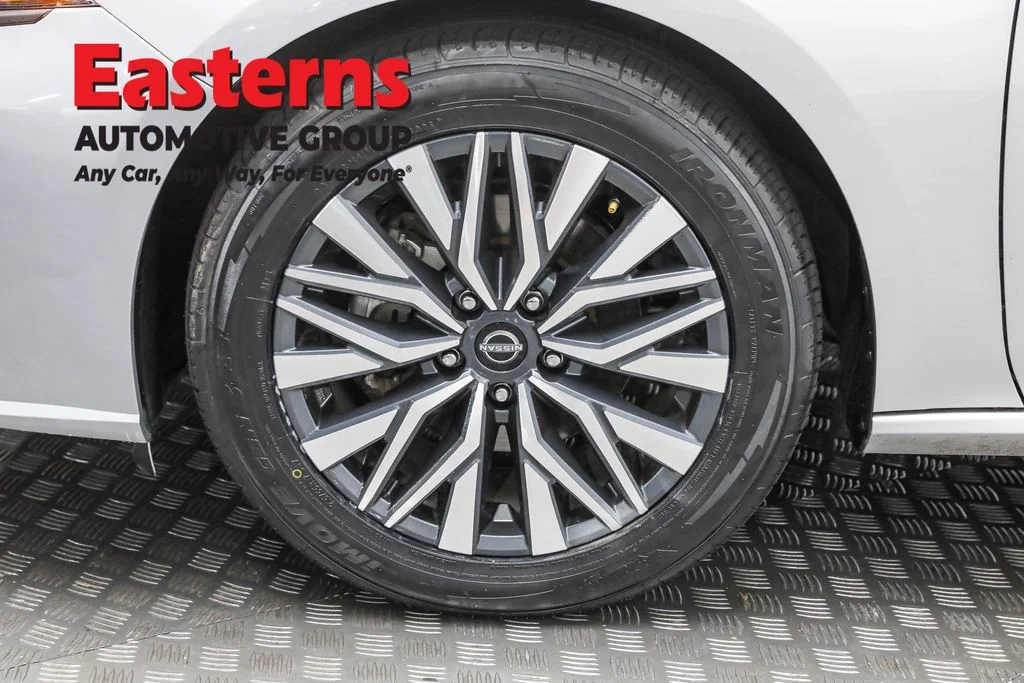 Used 2023 Silver Nissan 2.5 SR image 31