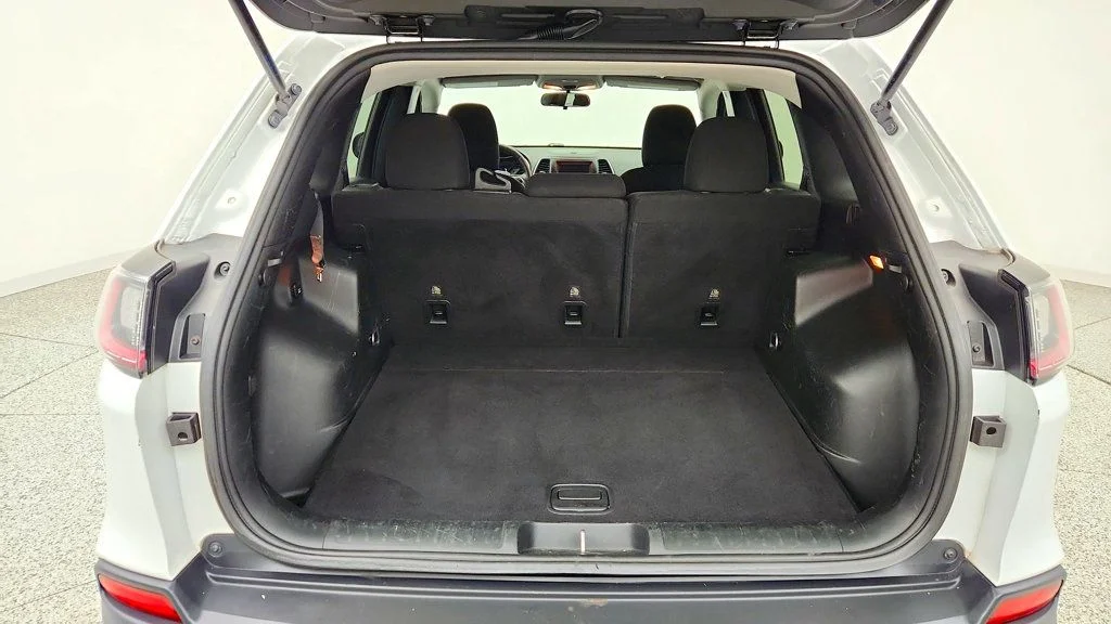 Used 2019 Bright White Clearcoat Jeep Latitude FWD image 21