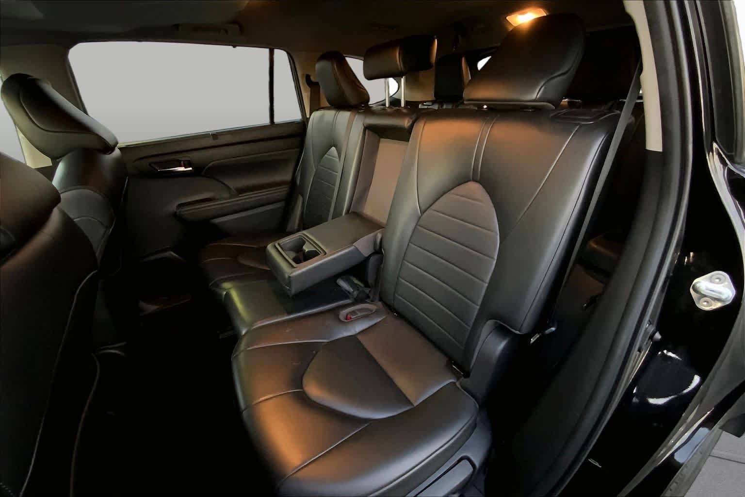 Used 2022 Midnight Black Metallic Toyota XLE image 18