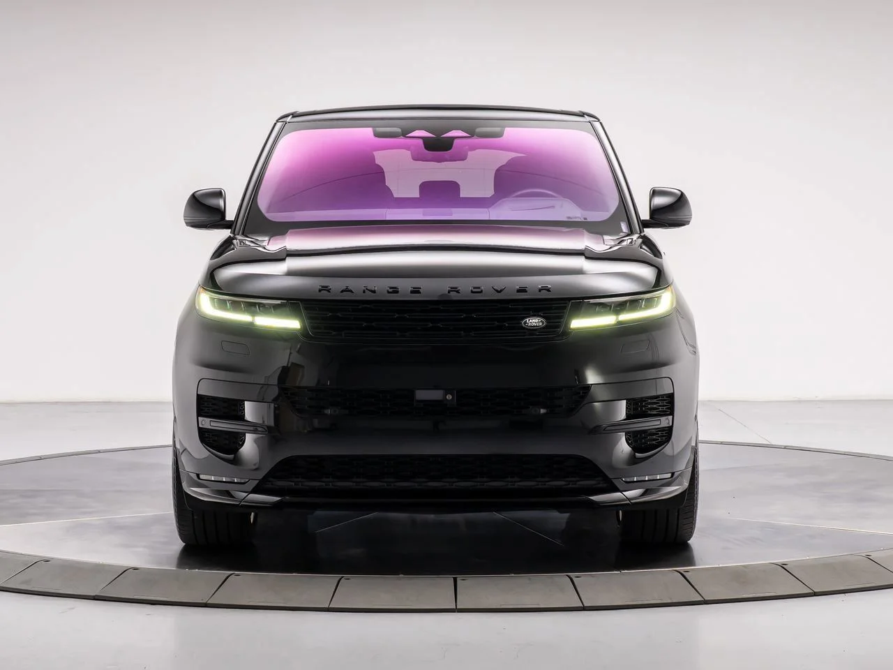 Used 2023 Black Land Rover SE Dynamic image 8