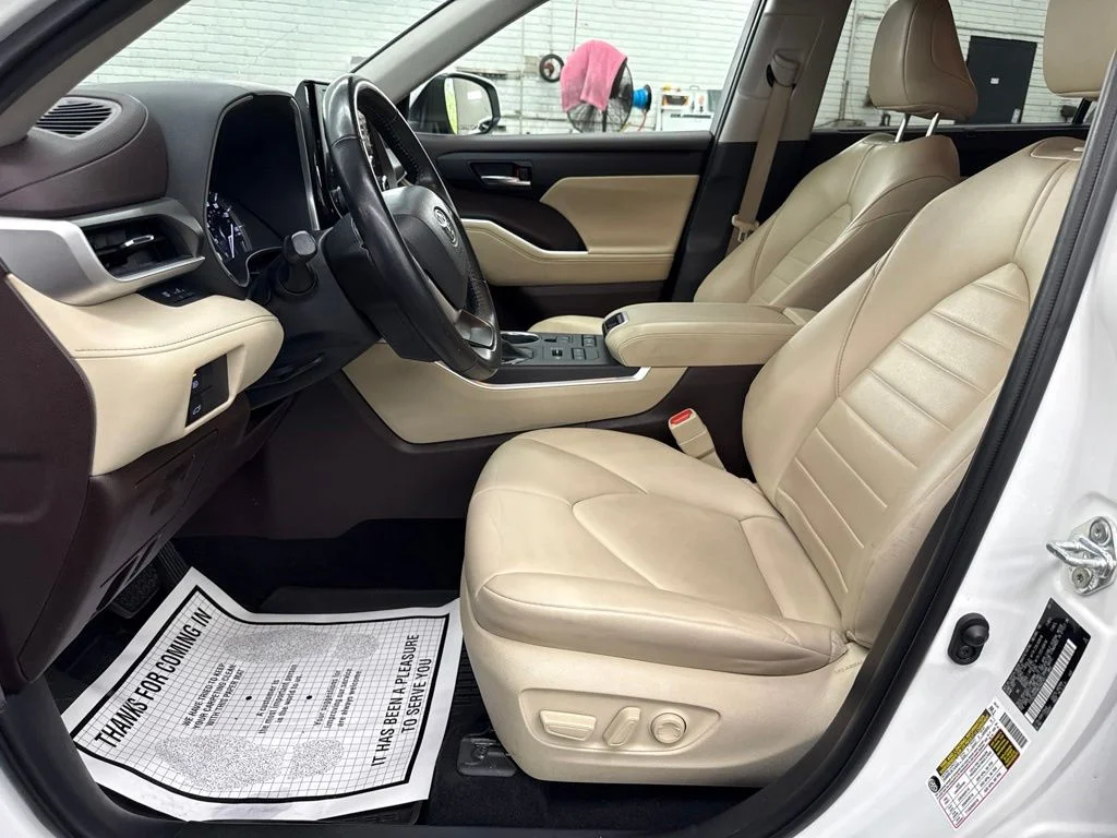 Used 2022 Beige Toyota XLE image 9