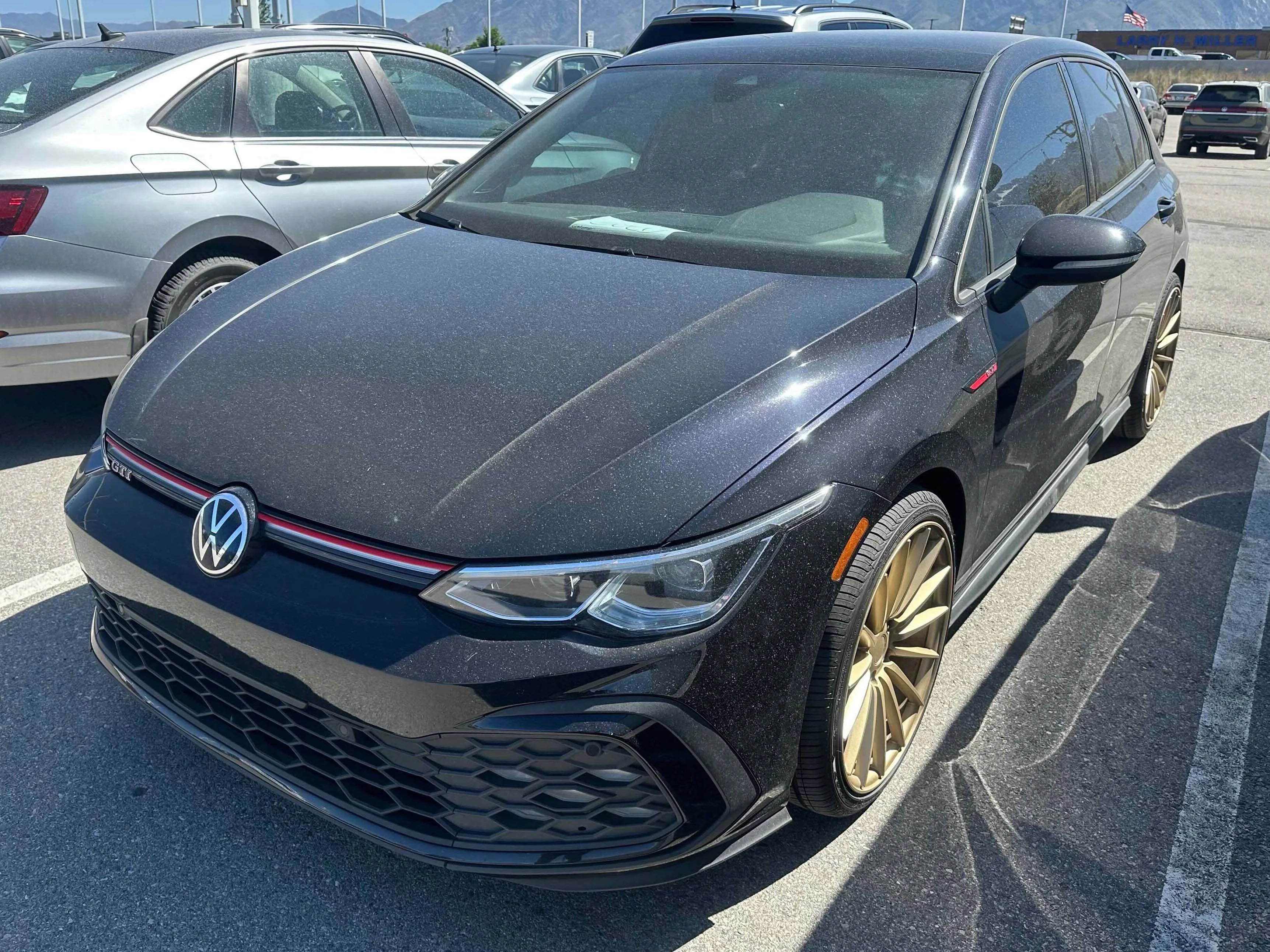 Used 2022 Black Volkswagen SE image 1