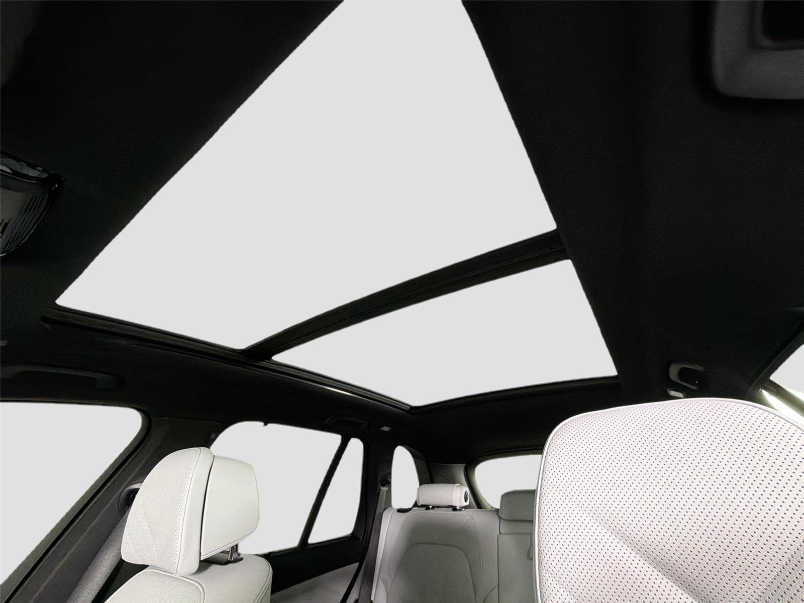 New 2026 Mineral White Metallic BMW xDrive40i image 19