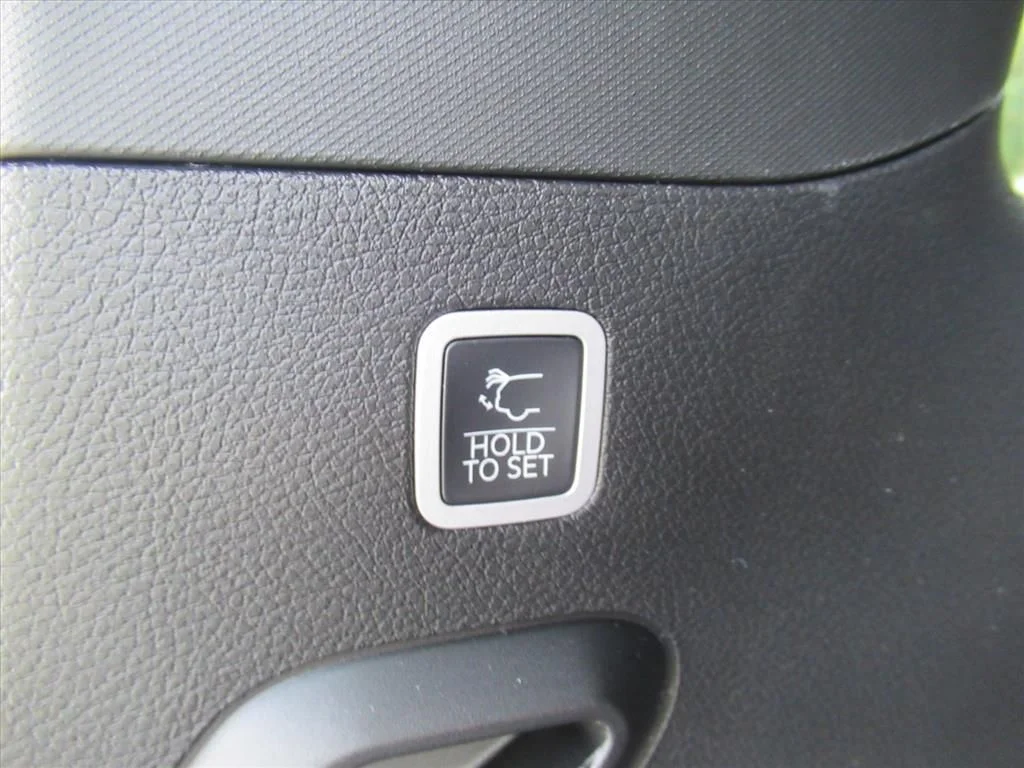 New 2026 Silver-Zynith Exterior Paint Jeep Limited Reserve image 36