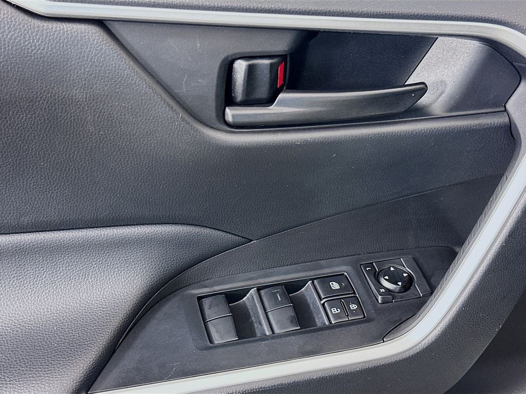Used 2023 Ice Toyota LE image 18