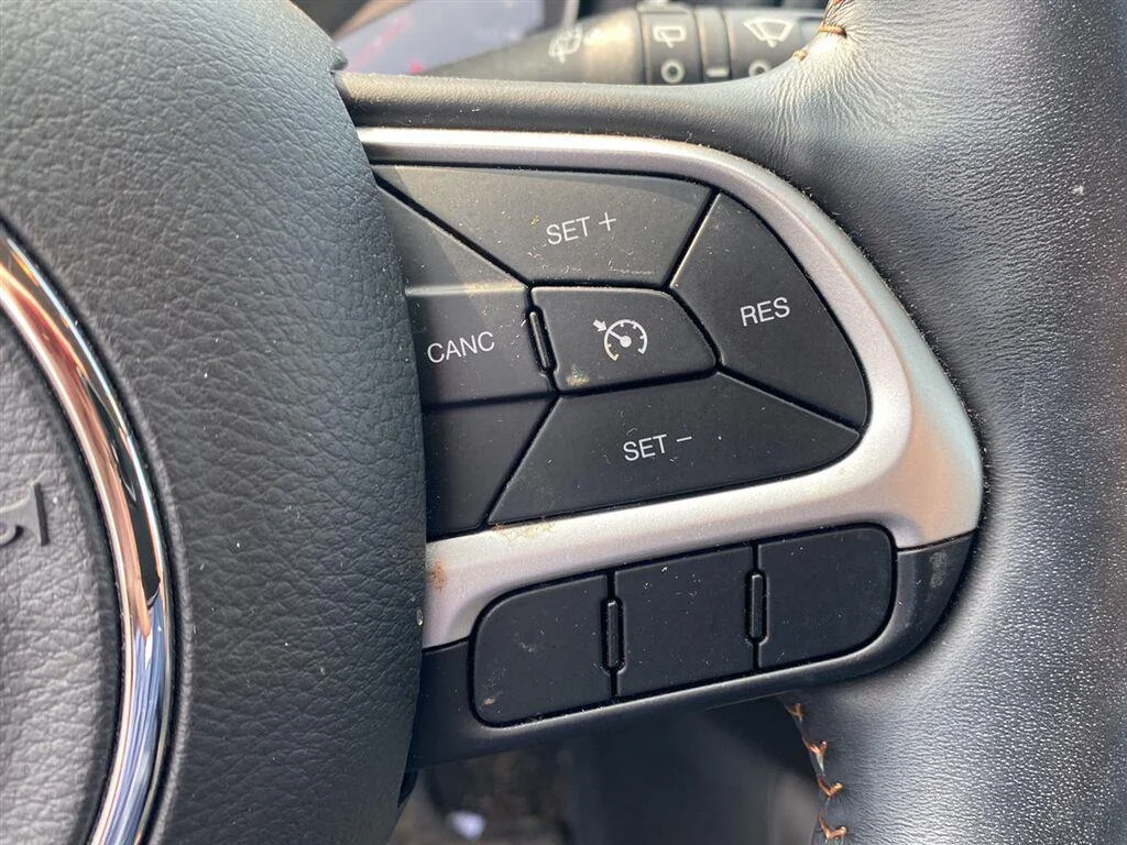Used 2018 Granite Crystal Metallic Clearcoat Jeep Latitude image 18