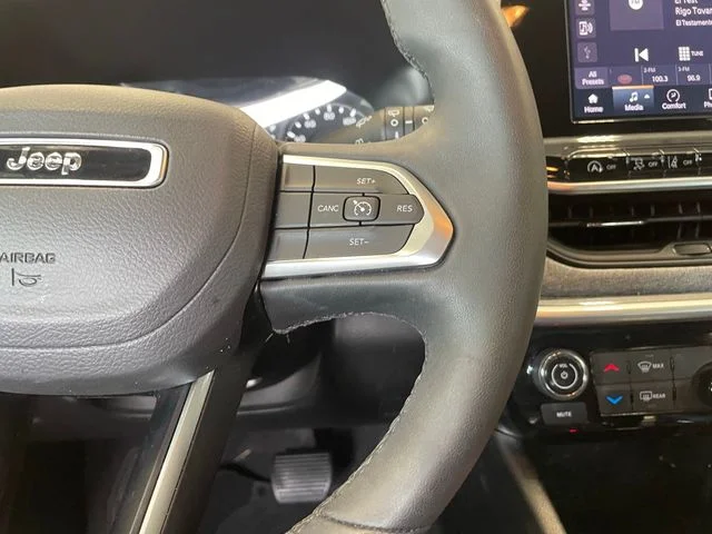 Used 2025 White Jeep Latitude image 14