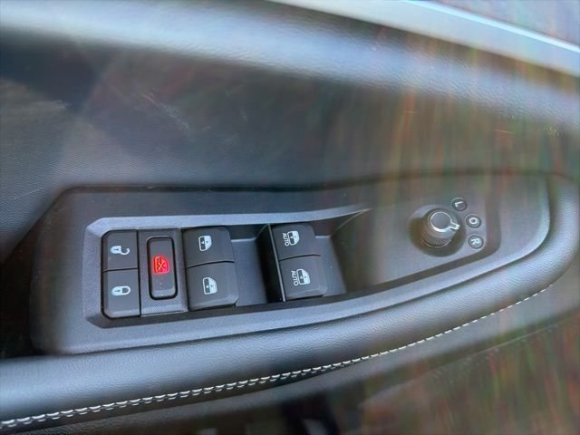 New 2026 Bright White Clear-Coat Exterior Paint Jeep Altitude image 28