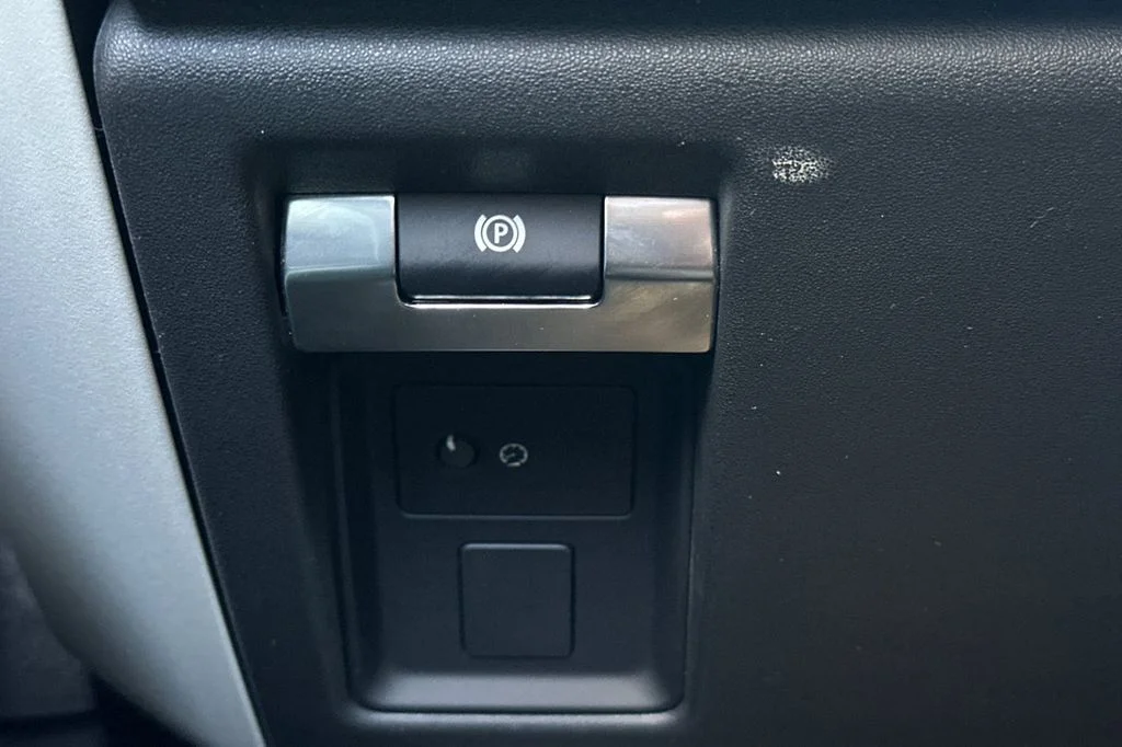 Used 2023 Brown Land Rover X-Dynamic SE image 33
