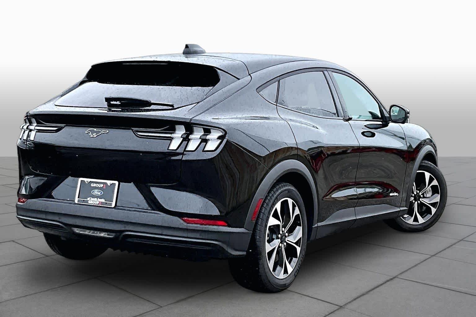 Used 2025 Shadow Black Ford Select image 12