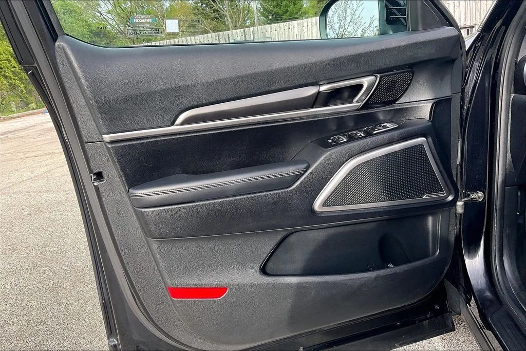 Used 2024 Black Kia S image 23