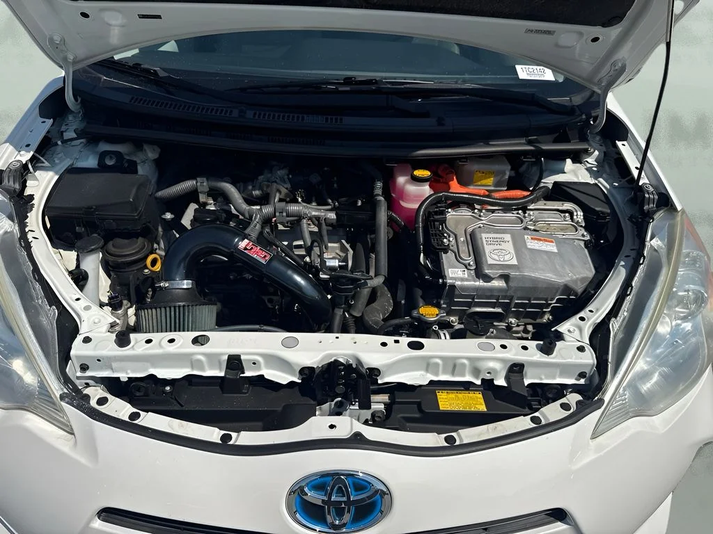 Used 2013 White Toyota Four image 17