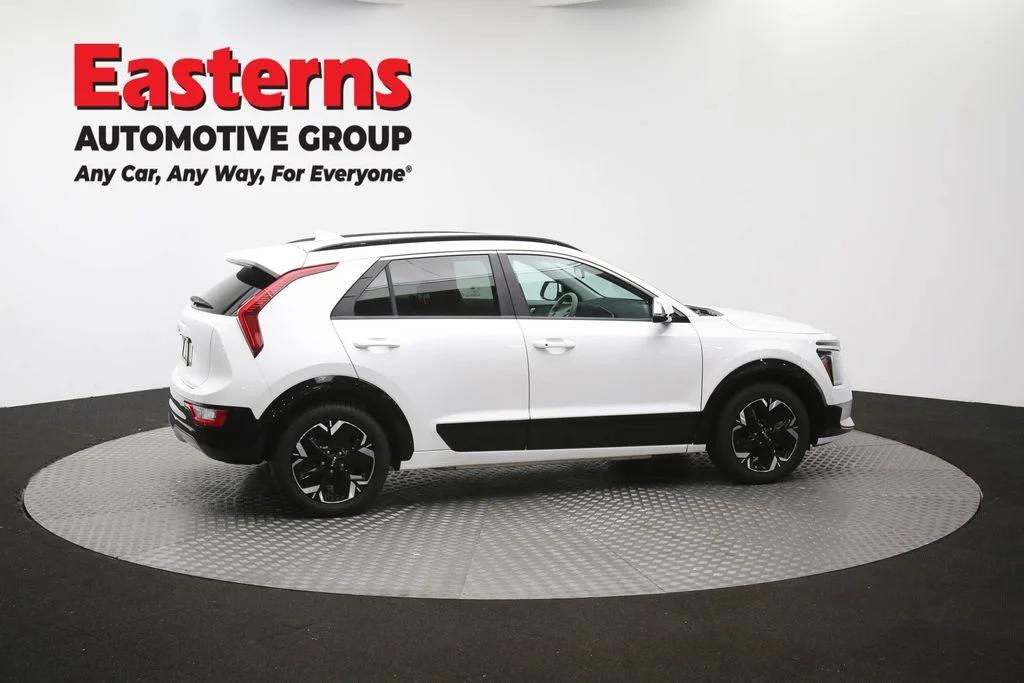 Used 2023 White Kia Wind image 43