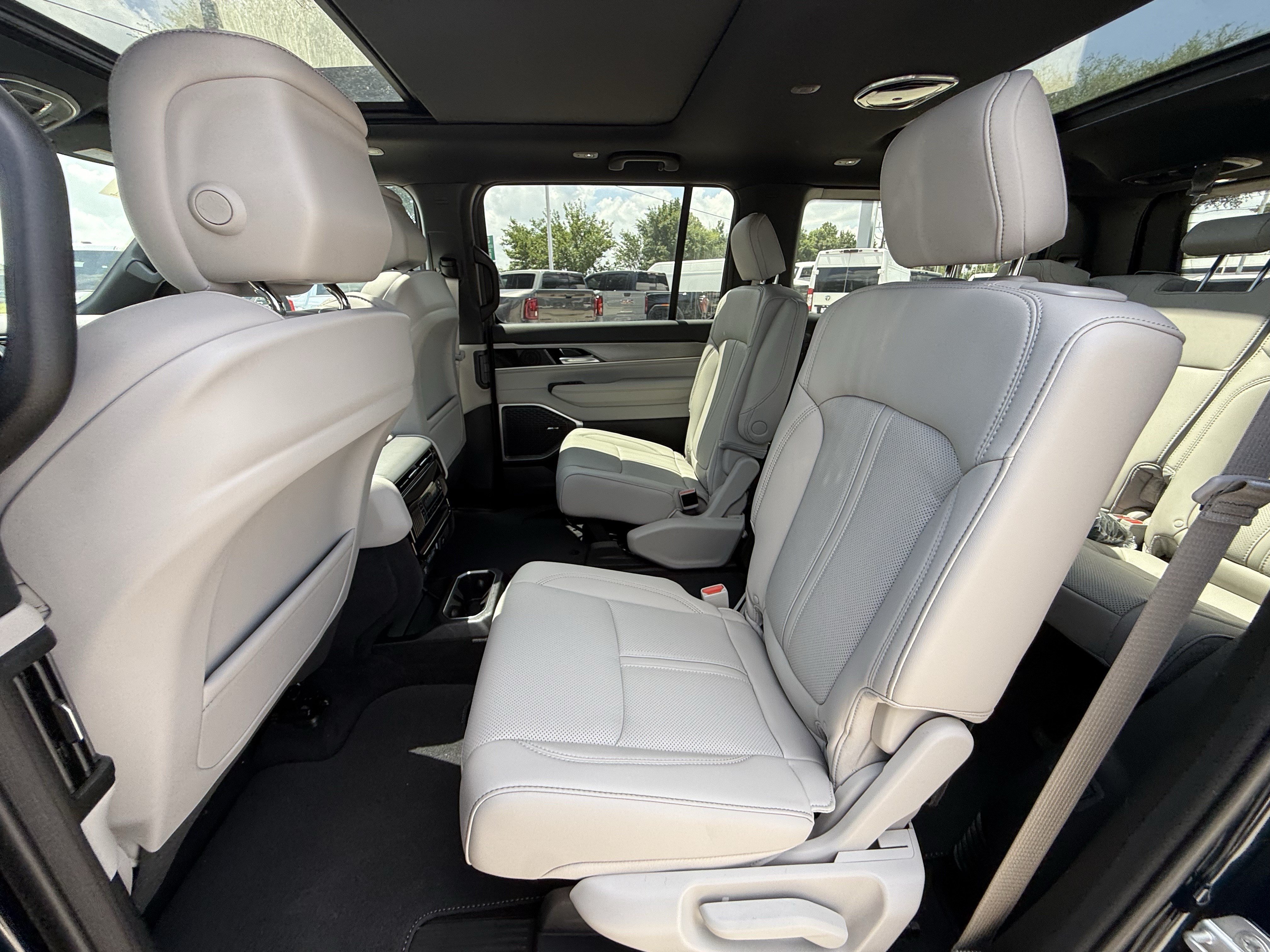 New 2026 Fathom Blue Pearl-Coat Exterior Paint Jeep  image 16