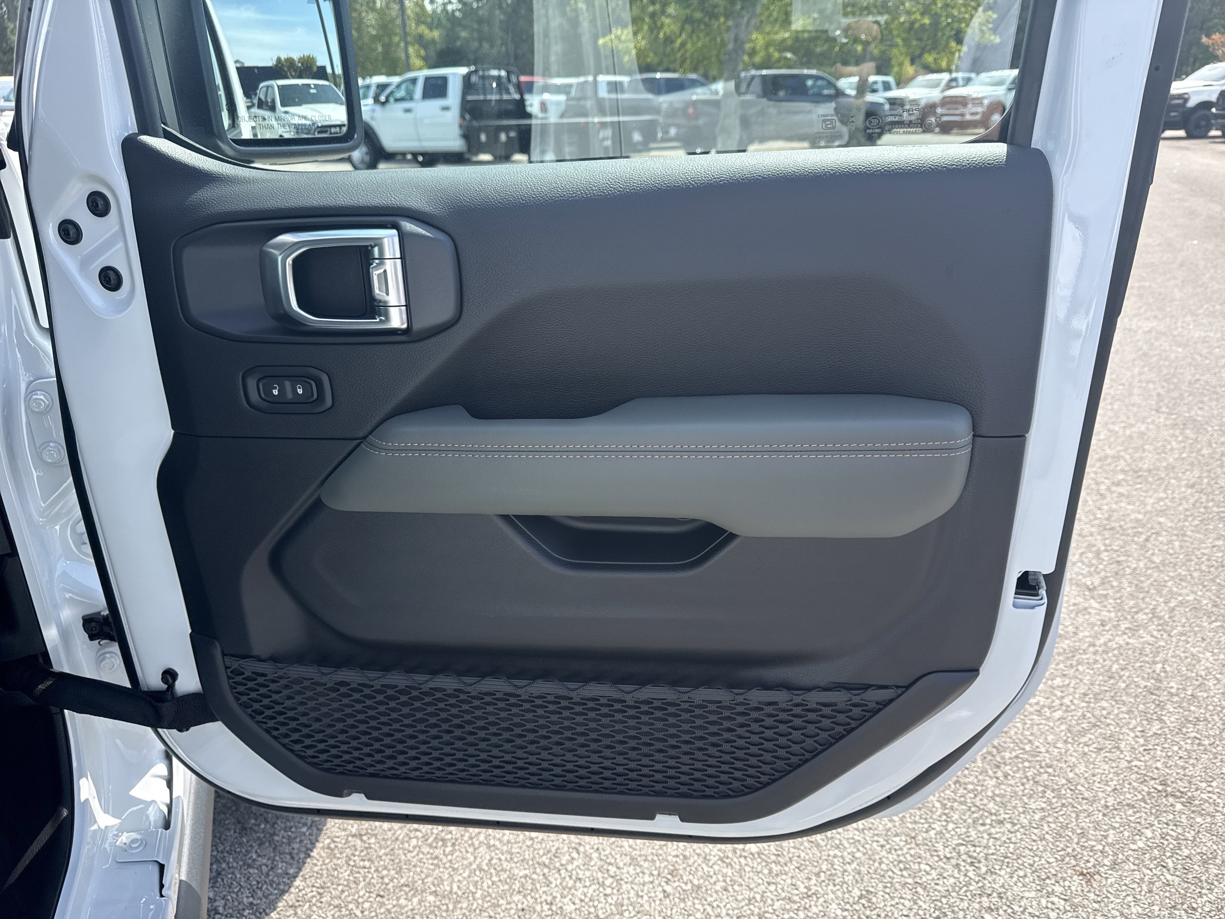 New 2026 Bright White Clear-Coat Exterior Paint Jeep Mojave X image 15