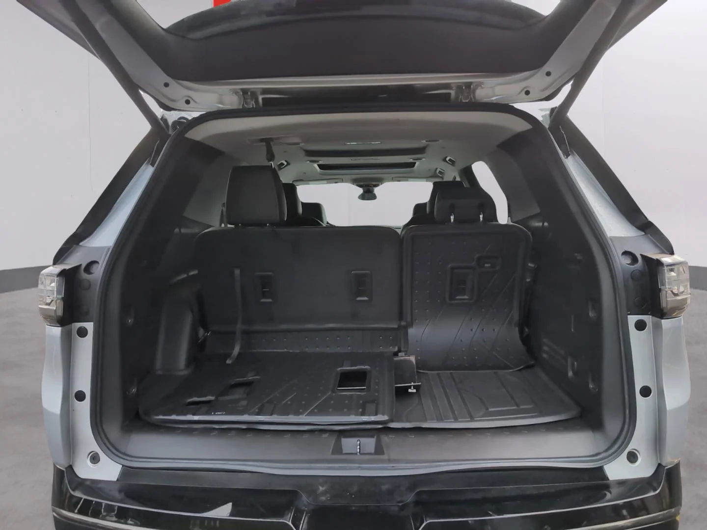 Used 2021 SILVER ICE METALLIC Chevrolet Premier image 9
