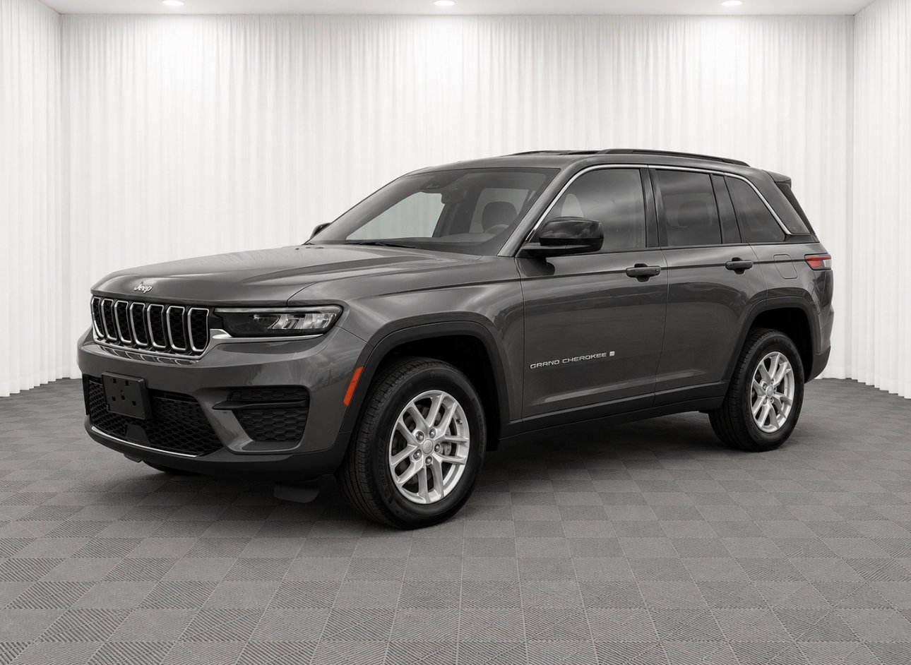 Used 2024 Baltic Gray Metallic Clearcoat Jeep Laredo X image 8