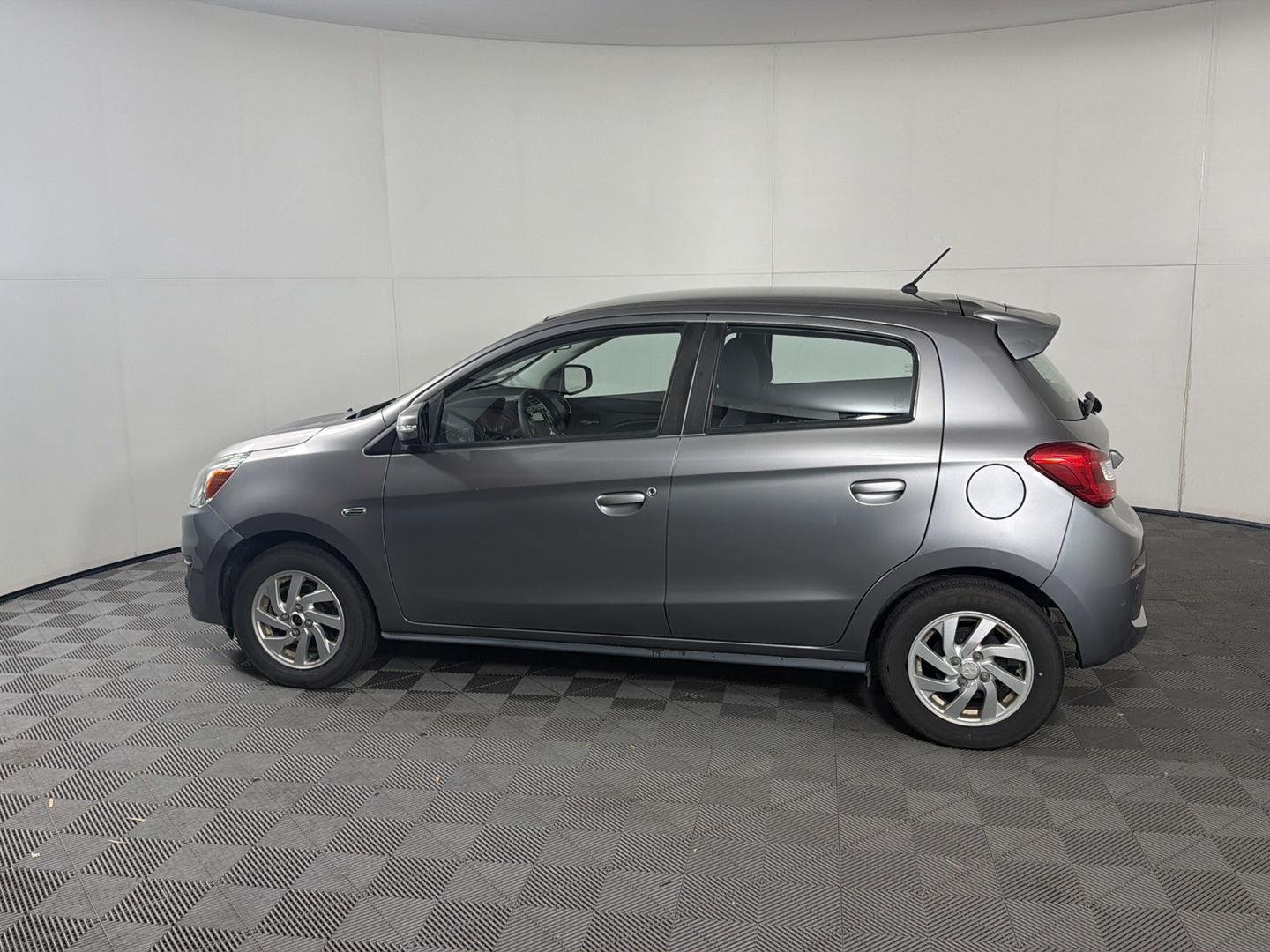 Used 2019 Mercury Gray Metallic Mitsubishi SE image 3