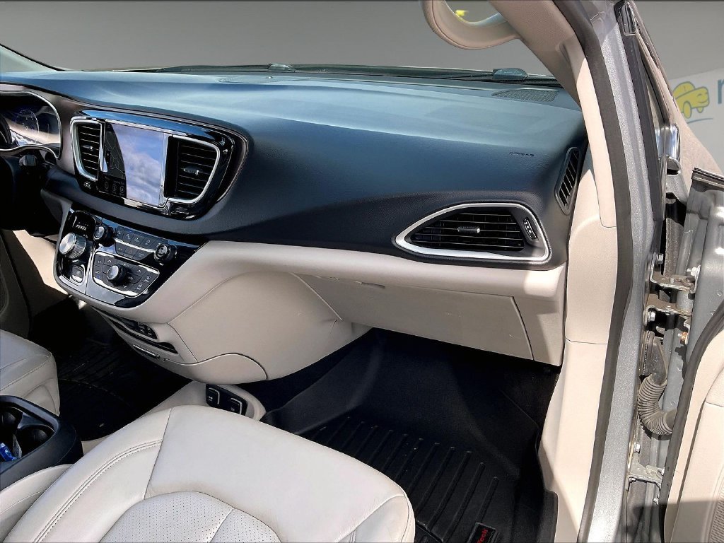 Used 2019 Billet Silver Metallic Clearcoat Chrysler Touring L image 12