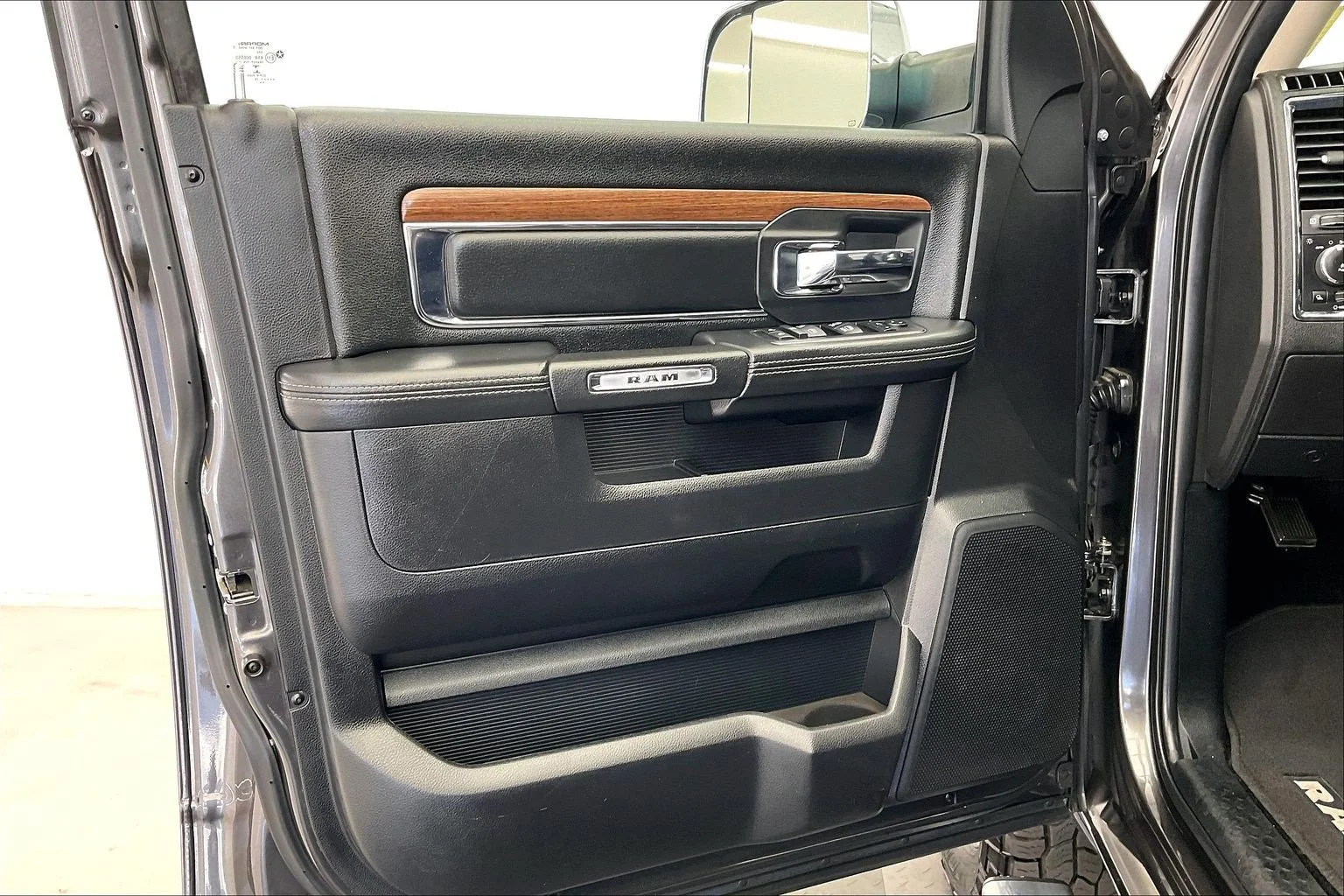 Used 2016 Granite Crystal Metallic Clearcoat Ram Laramie image 24