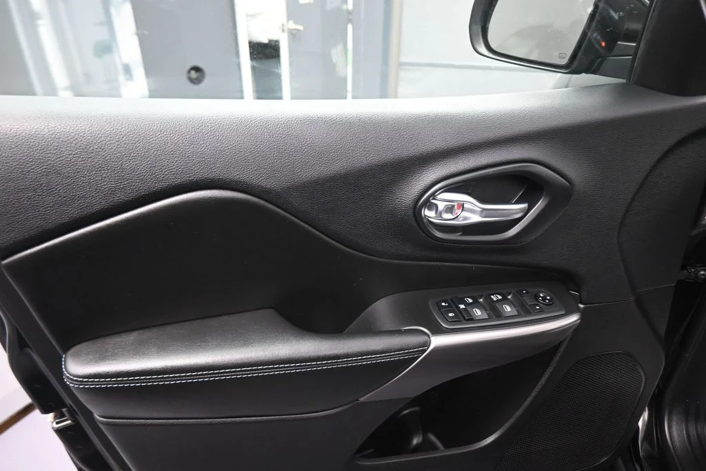 Used 2019 Black Jeep Latitude image 39