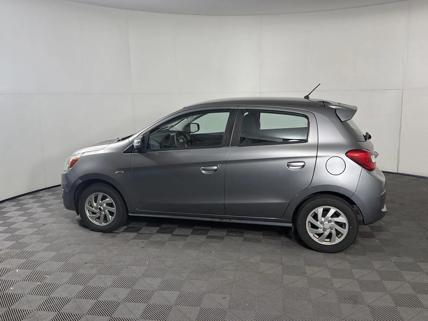 Used 2019 Mercury Gray Metallic Mitsubishi SE image 3