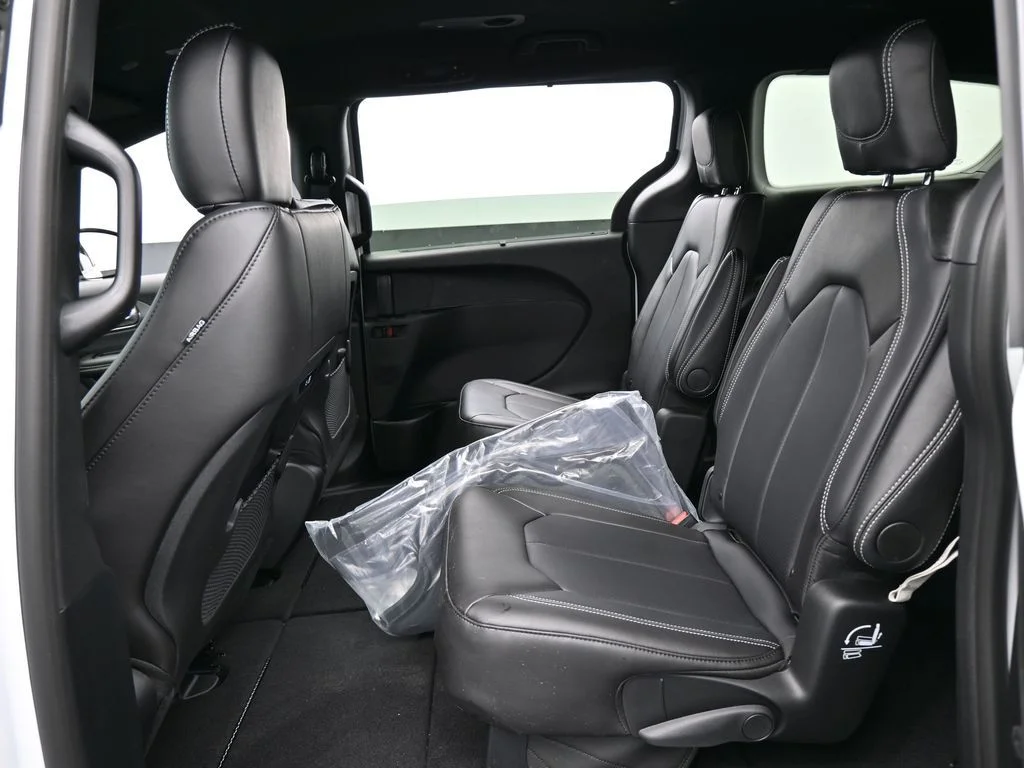 New 2026 Bright White Clear-Coat Exterior Paint Chrysler Select image 29