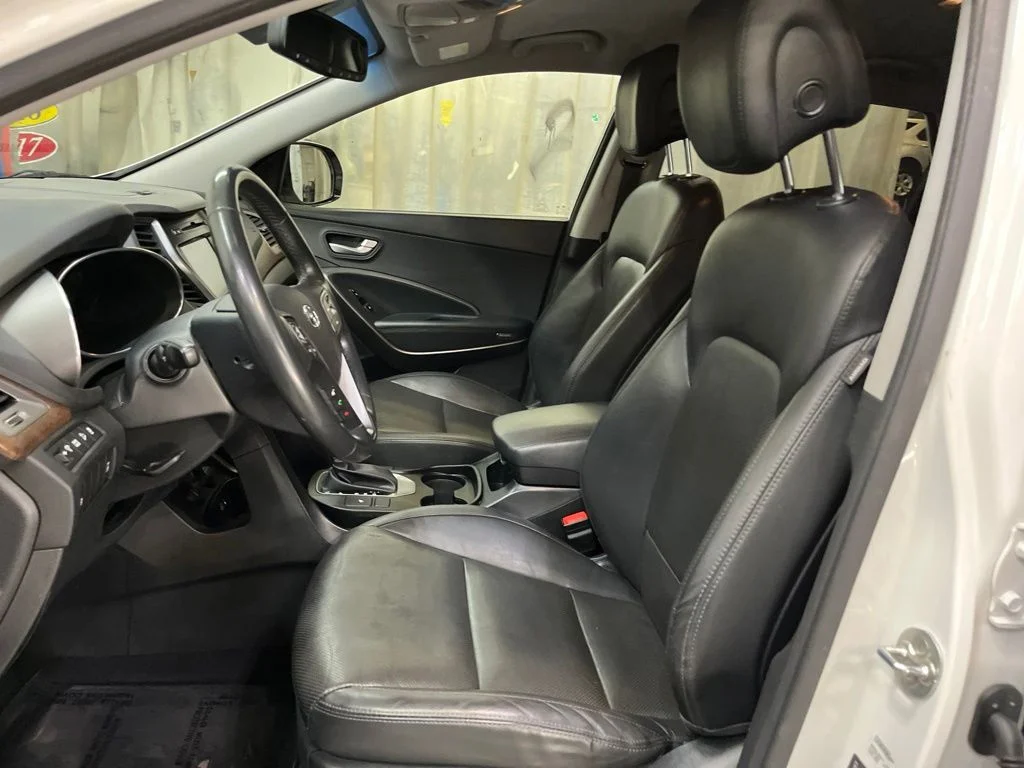 Used 2019 White Hyundai SE image 16